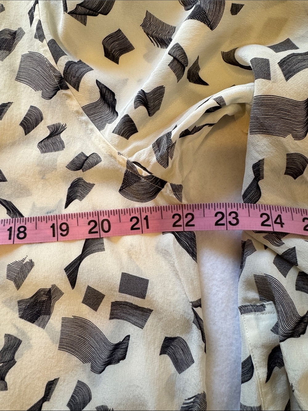 Everlane 100% Silk Abstract Print Button Front Blouse Large Ivory Gray - Picture 6 of 9